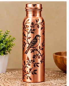 Botella de Agua Artesanal de Cobre en Color Oro Rosa con Diseño Floral, Tapa Metálica de Rosca, Portátil - Product Image 4