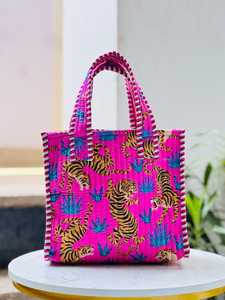 Sac fourre-tout en toile matelassée à imprimé tigre Veer Handicrafts avec poignées rayées, fermeture éclair, style tendance, utilisable toute l'année - Product Image 1