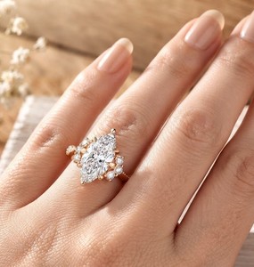 Anillo de Compromiso Clásico con Corte Marquesa, Halo Floral con Diamantes Cultivados en Laboratorio, Banda Pavé, Oro Sólido de 10K, 14K, 18K, Certificado IGI - Product Image 6