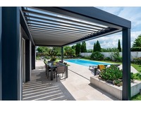Pergola bioclimatique motorisée avec toit à lames orientables, structure en acier thermolaqué gris foncé et auvent à lames motorisées pour terrasse extérieure