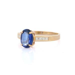 Bague de mariage solitaire en or jaune 14 carats avec saphir taille coussin - Product Image 3
