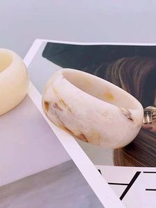 Brazalete de Resina Hecho a Mano con Acabado de Jade Violeta, Estilo Clásico, Joyería de Uso Diario para Mujer por H a CRAFT - Product Image 1