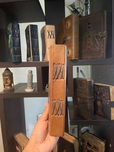 Diario de cuero A5 hecho a mano con tapa dura - Cuaderno personalizable con grabado floral, cosido, con cierre lateral metálico vintage y borde deshilachado - Product Image 5