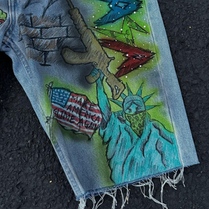 Shorts en jean pour homme peints à la main, taille haute, style streetwear, effet usé, ourlet brut avec motifs tête de mort et drapeau - Product Image 3