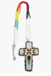 Ensemble collier et boucles d'oreilles en perles faites à la main, avec des détails artistiques complexes pour une présentation de bijoux haut de gamme - Product Image 4