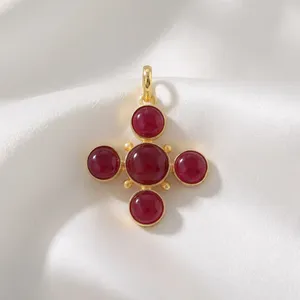 Colgante de cruz de lujo estilo clásico chapado en oro macizo de 18k con gemas naturales de rubí y jade, antideslustre, para mujer - Product Image 4