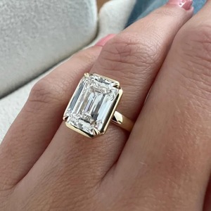 Anillo de Diamante de Compromiso y Boda con Diseño Único, Corte Esmeralda, Diamante Cultivado en Laboratorio, Engaste de Puntas, Oro Amarillo de 18K, Moderno, Certificado IGI - Product Image 3