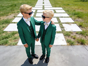 Ensemble de costume 3 pièces vert émeraude pour garçons avec gilet et nœud papillon – Tenue de smoking formelle pour enfants pour mariage et fête - Product Image 1