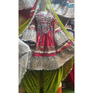 Un vestido tradicional estilo frock con bordados a mano de estilo antiguo y artesanía en seda, con el último diseño y la mejor calidad. - Product Image 1