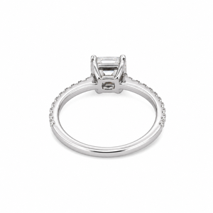Anillo de Compromiso con Moissanita Corte Asscher para Mujer, Chapado en Oro Blanco de 18K, Engaste de Garras, Banda Pavé, Estilo Clásico - Product Image 4