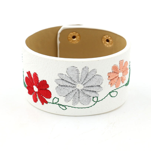 Bracelet large en cuir brodé de chrysanthèmes colorés pour femmes - Product Image 1