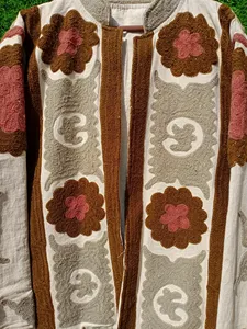 Chaqueta Bordada Suzani Color Crema Marrón Hecha a Mano, Chaqueta Abierta de Algodón y Lino con Diseño Floral, Estilo Boho Chic, Prenda Exterior Étnica para Mujer - Product Image 2