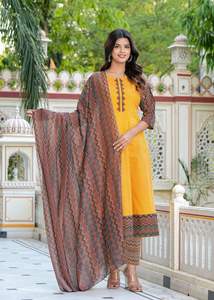 Ensemble Anarkali Kurta Pantalon et Dupatta en Coton Imprimé Géométrique Longueur Mollet Couleur Moutarde Vêtements Traditionnels Ethniques pour Femmes – Vente en Gros - Product Image 2