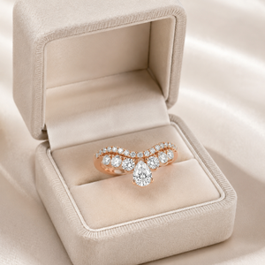 Bague Chevron en Diamant Poire Cultivé en Laboratoire en Or Rose 18 carats |   Bague de promesse minimaliste incurvée empilable pour femme, idéale pour un anniversaire de mariage - Product Image 3