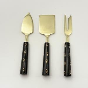 Fabricant fiable d'ensembles de couteaux à fromage en acier inoxydable avec manche en résine, comprenant un épandeur et une trancheuse, pour le service du fromage. - Product Image 3