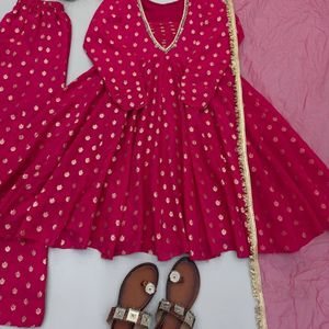 Conjunto Sharara Premium para Mujer, con Jacquard Chanderi, Bordado de Espejos y Dupatta de Red con Borde de Encaje, para Fiestas y Eventos - Product Image 1