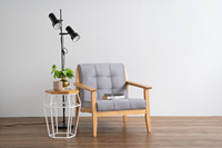Sillón Individual Contemporáneo y Duradero con Reposabrazos, Cojín Relleno de Espuma, Respaldo Tapizado en Gris, Patas de Madera Resistentes para Espacios Pequeños