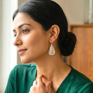 Boucles d'oreilles pendantes en argent sterling 925 plaqué or 18 carats pour femmes, design minimaliste en forme de poire, légères, à porter tous les jours, cadeau - Product Image 2