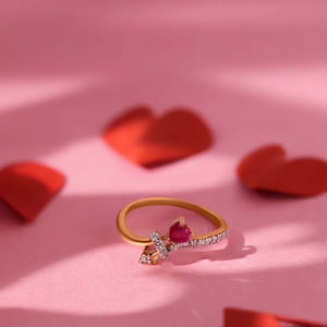Anillo de Oro Amarillo de 18K de Primera Calidad con Corazón de Rubí y Flecha de Diamantes para Mujer, con una Gema de Rubí en Forma de Corazón y Diamantes Engastados en Pavé - Product Image 2