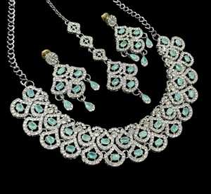 Conjunto de Collar y Pendientes Geométricos de Cristal Plateado, Joyería de Fiesta para Mujer, Estilo Clásico, Aleación con Pedrería, Joyería de Moda - Product Image 1