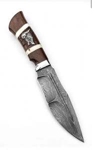 Couteau utilitaire artisanal en acier Damas à pointe tombante, emblème loup, manche en bois et os - Product Image 3