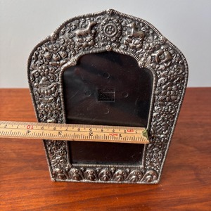 Marco Decorativo para Mesa con Diseño en Relieve, Marco de Espejo de Metal Ornamentado, Rectangular, Estilo Vintage - Product Image 4