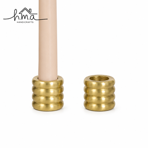 Candelabro Cónico de Latón Dorado con Base Redonda, Diseño Moderno Minimalista, Forma Cilíndrica, Elegante Decoración de Mesa - Product Image 4