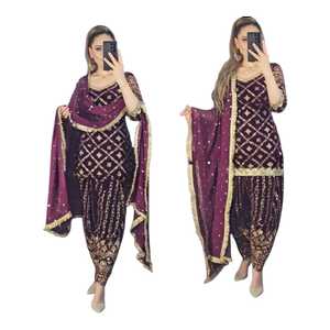 Conjunto de Lehenga Choli con Bordado Intenso y Lentejuelas, Lehenga de Diseñador para Novia con Dupatta, para Bodas y Fiestas - Product Image 1
