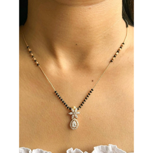 Collar Mangalsutra Tradicional con Cuentas Negras en Tono Dorado y Colgante de Cristal - Product Image 1