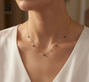 Collar Delicado con Colgante de Esmeralda en Forma de Lágrima de Oro Amarillo de 18K Personalizado, con Diamantes Cultivados en Laboratorio que Alternan con Circonitas Redondas y Flecos - Product Image 1