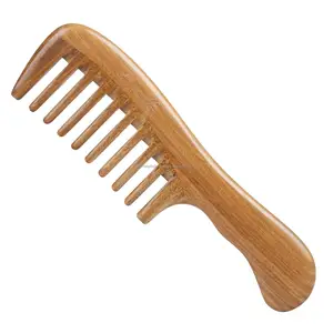 制造天然印楝木梳子在两种色调成品手工梳子，用于头发环保