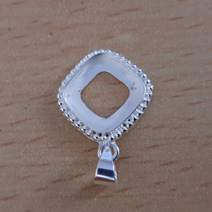 Nuevos colgantes cuadrados de plata de ley S925 de diseño, fundición de metal al por mayor con engaste pregrabado para joyería y regalos - Product Image 4