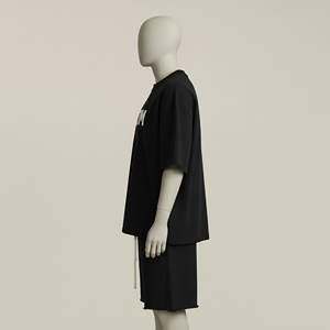 Ensemble survêtement homme personnalisé en fibre de bambou respirante, coupe oversize, avec t-shirt et short, imprimé graphique, noir uni, pour l'automne - Product Image 3