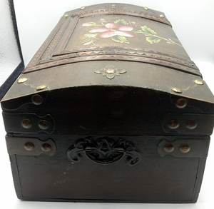 Tradebyd High Quality Customized European Folk Art Wooden <b>Box</b> Hand Painted <b>Keepsake</b> Chest Artisan Crafted Decorative Storage - Product Image 1