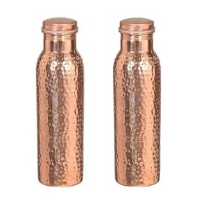 Ensemble de carafes et de bouteilles en cuivre martelé artisanal pour hôtel et spa de luxe, élégantes et métalliques - Product Image 2