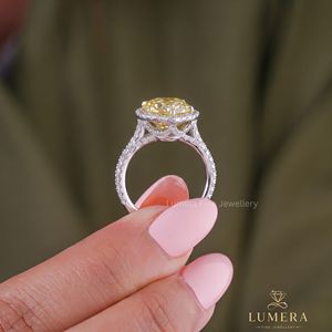 Anillo de compromiso Lumera Fancy con diamante amarillo talla pera, halo de oro blanco, anillo de lujo para mujer, certificado IGI, anillo de boda. - Product Image 3