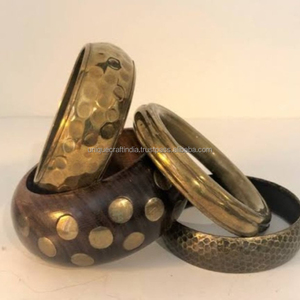 กำไลข้อมือไม้ประดับทองสัมฤทธิ์ งานฝีมือไม้ขัดเรียบ ตกแต่งด้วยลูกปัดทองสัมฤทธิ์ เครื่องประดับแฟชั่นสำหรับผู้หญิง กำไลไม้ทำมือ - Product Image 2