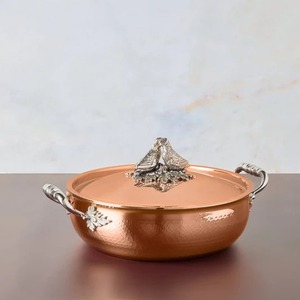Casserole de luxe en acier inoxydable et cuivre, finition martelée, avec couvercle à bouton en laiton motif feuille de chêne et double poignée en acier inoxydable - Product Image 1