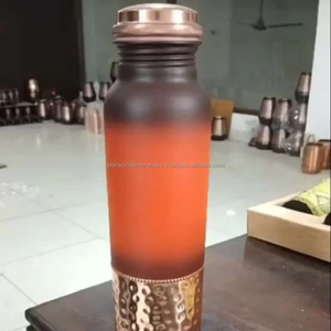 Bouteille d'eau élégante de gymnastique en cuivre avec couvercle à boire directement vente en gros de verres ayurvédiques de style moderne pour l'eau bouillante - Product Image 1