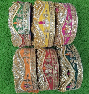 Ribete de encaje Gota Patti de Rajastán, bordado tradicional hecho a mano con Zardosi, para trajes nupciales, saris y lehengas. - Product Image 1