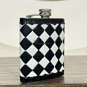 Nuevo Diseño 2026: Lujosa Botella de Bolsillo de Acero Inoxidable con Cuero de Vaca Grabado a Mano, Antiderrames, a Cuadros Blanco y Negro - Product Image 5