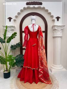 Traje Anarkali de Diseñador con Seda Tabby, Encaje con Espejos, Mangas Elegantes y con Vuelo, Cuello de Diseñador y Dupatta Estampada Plazzo - Moda Femenina - Product Image 3