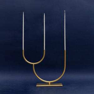 Candélabre moderne en or en forme de U avec trois chandeliers fins sur une base rectangulaire pour une décoration chic et minimaliste - Product Image 1