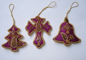 Adorno Colgante de Navidad con Forma de Jesús Hecho de Tela, Perlas de Piedra, Bordado Zardozi y Zari, Adornos Colgantes para Árbol de Navidad - Product Image 3