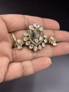สร้อยคอจี้รูปดอกไม้สไตล์ชาติพันธุ์ชุบทองคำคลาสสิกจาก Amaira Jewels ประดับด้วยพลอยสีเขียวทรงหยดน้ำ เหมาะสำหรับเป็นของขวัญสำหรับผู้หญิงในโอกาสหมั้น หรือเป็นเครื่องประดับที่โดดเด่น - Product Image 5