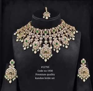 Conjunto de collar nupcial Kundan 12793 chapado en oro mate con piedra verde y perlas de imitación para boda, estilo clásico para mujer - Product Image 1