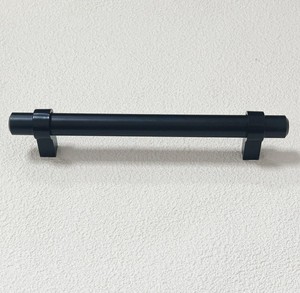 Tirador de Hierro Largo de Aspecto Artesanal, Acabado Negro Antiguo Moderno, Herraje Decorativo para Cajones, Puertas y Muebles de Cocina - Product Image 1
