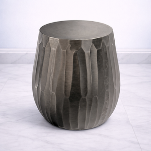 Table d'appoint moderne en forme de tambour, surface facetée, forme solide, design compact et peu encombrant, construction durable pour les intérieurs contemporains - Product Image 1