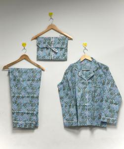 Elegante Conjunto de Pijama para Mujer |   Conjunto de Pijama de 3 Piezas con Estampado Botánico, Camisa con Botones, Pantalón y Bolsa de Viaje a Juego - Product Image 5