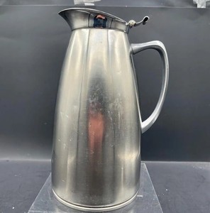 Carafe à boisson en acier inoxydable avec couvercle, pichet à eau moderne en métal avec poignée élégante pour usage hôtelier - Product Image 1